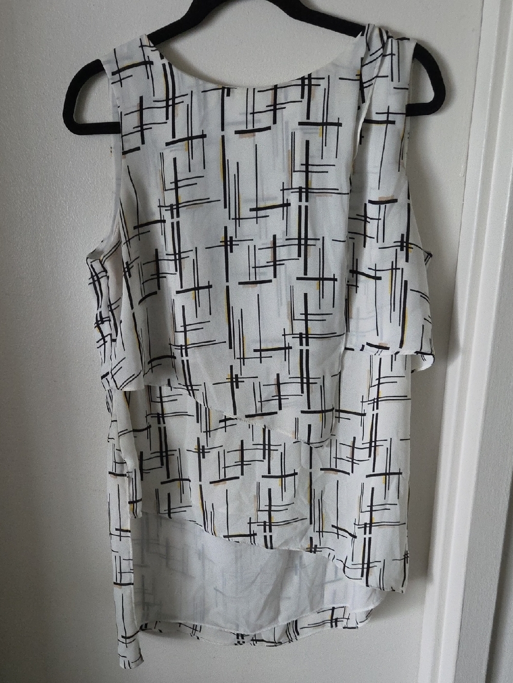 White House Black Market White Geometric Print Sleeveless Blouse